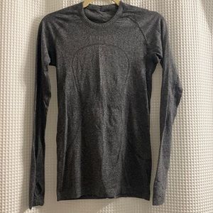 Size 6 lulu long sleeve top swiftly 2.0 with thumb holes